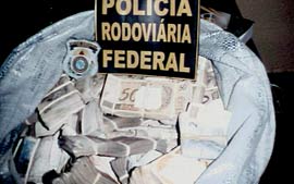 PRF apreende mais de 200 mil reais em Rio Bonito