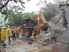 Demolido o banheiro público de Rio Bonito